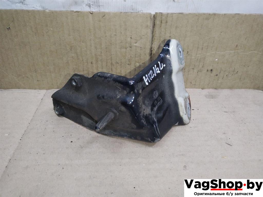 крепление ( кронштейн ) крыла Volkswagen Golf Plus 2 поколение 2010, 1.6 л., TDi, CAY, дизель, МКПП, черный, хетчбэк 5 дв., передний привод, 5M0821135 - фото №1