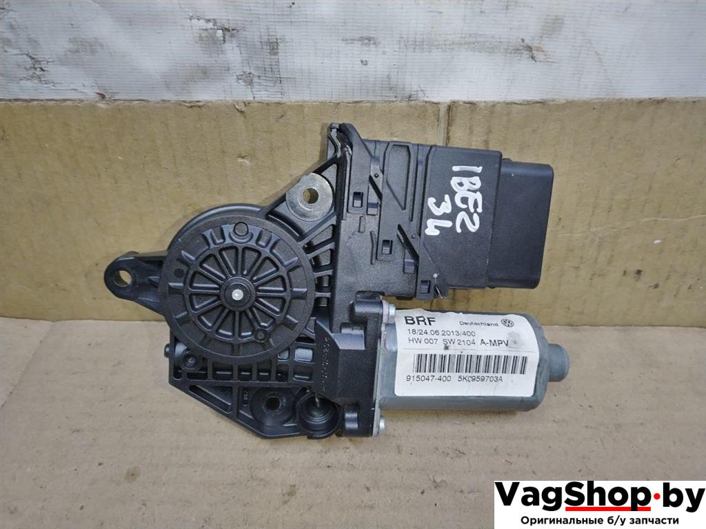 моторчик стеклоподъемника задний левый Volkswagen Touran 2 2013, 1.6 л., TDi, CAY, дизель, МКПП, черный, минивэн, передний привод, 5K0959703A, 5K0959795 - фото №1