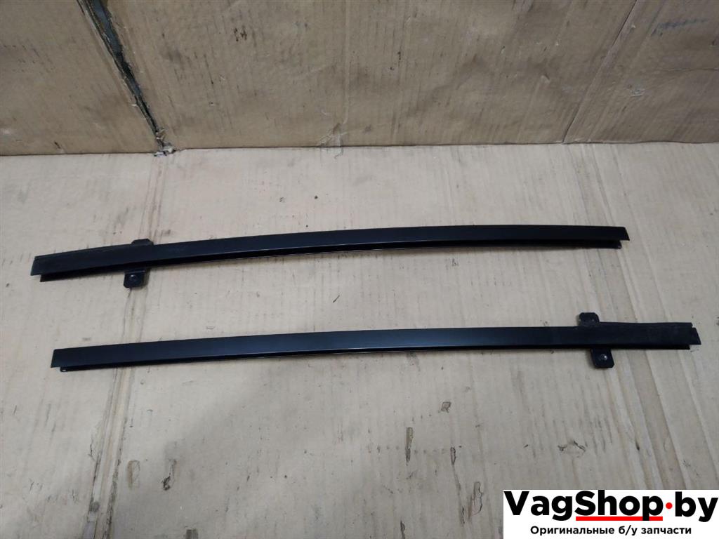 направляющая стекла Volkswagen Touran 2 2013, 1.6 л., TDi, CAY, дизель, МКПП, черный, минивэн, передний привод, 1T0839407E, 1T0839408E - фото №1