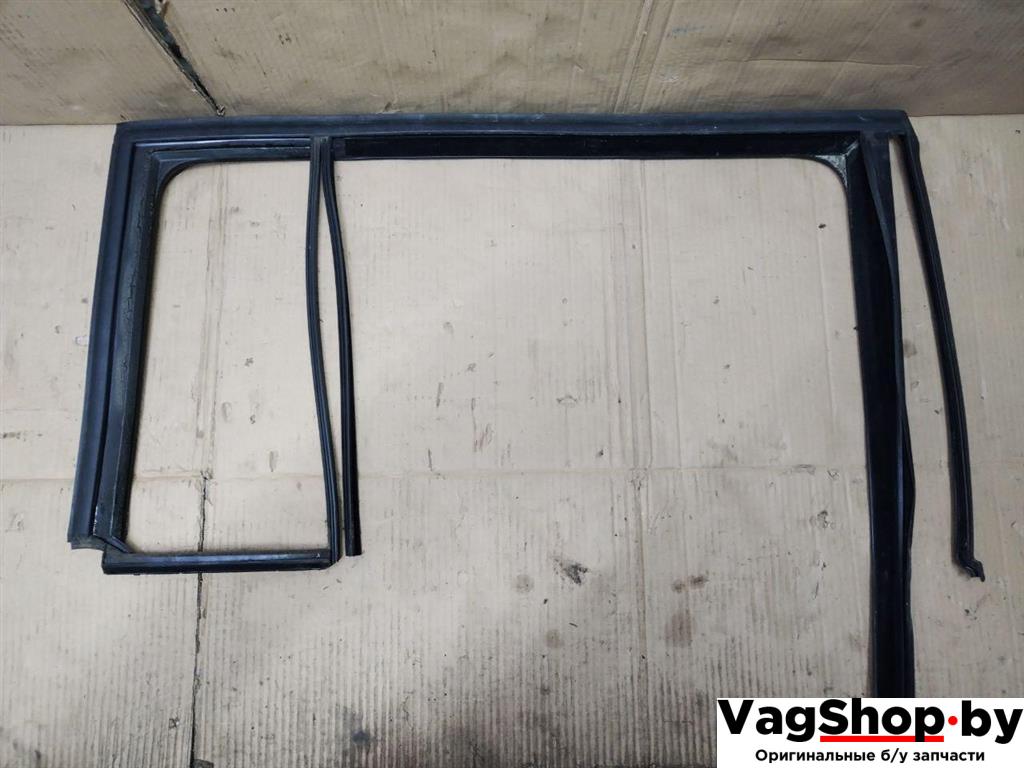 направляющая стекла Volkswagen Touran 2 2013, 1.6 л., TDi, CAY, дизель, МКПП, черный, минивэн, передний привод, 1T0845212 - фото №1