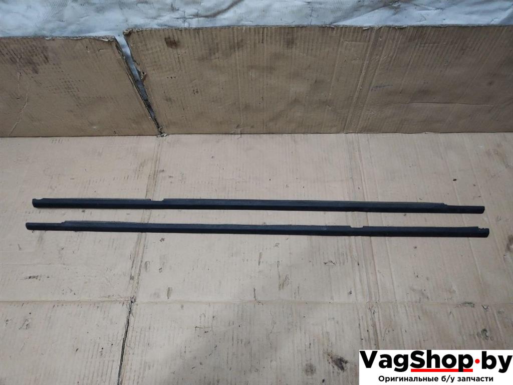 уплотнитель Volkswagen Touran 2 2013, 1.6 л., TDi, CAY, дизель, МКПП, черный, минивэн, передний привод, 1T0839477E, 1T0839478E - фото №1