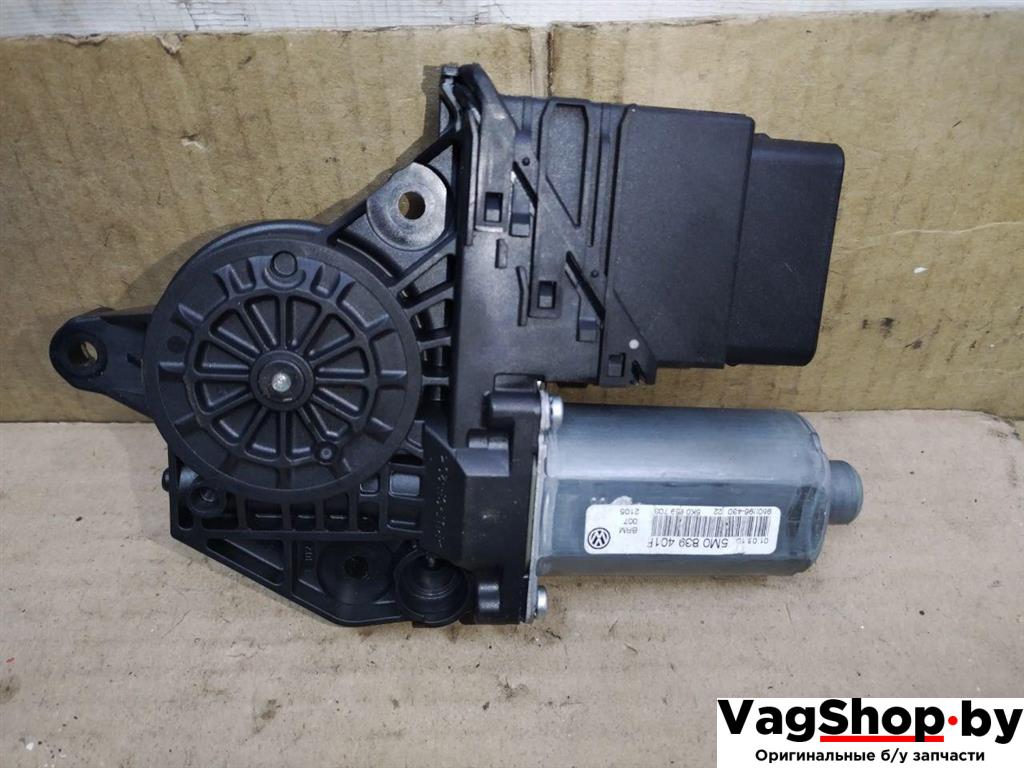 моторчик стеклоподъемника задний левый Volkswagen Golf Plus 2 поколение 2010, 1.6 л., TDi, CAY, дизель, МКПП, черный, хетчбэк 5 дв., передний привод, 5K0959795, 5M0839401F, 5K0959703 - фото №1