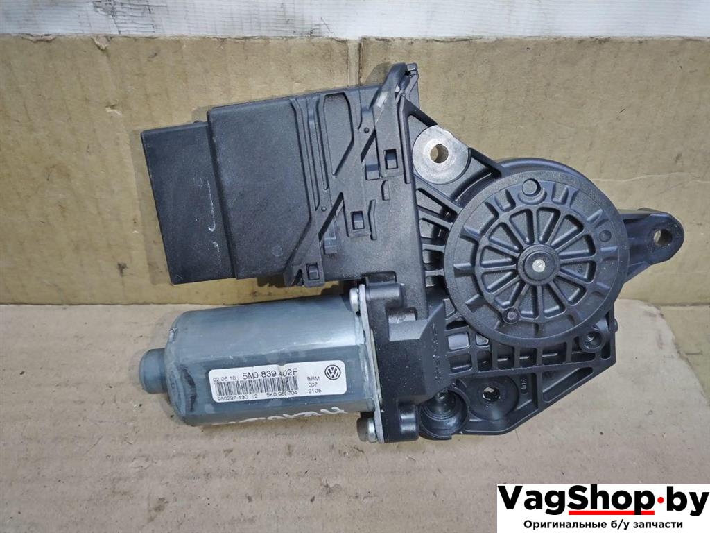 моторчик стеклоподъемника задний правый Volkswagen Golf Plus 2 поколение 2010, 1.6 л., TDi, CAY, дизель, МКПП, черный, хетчбэк 5 дв., передний привод, 5K0959794, 5M0839402F, 5K0959704 - фото №1