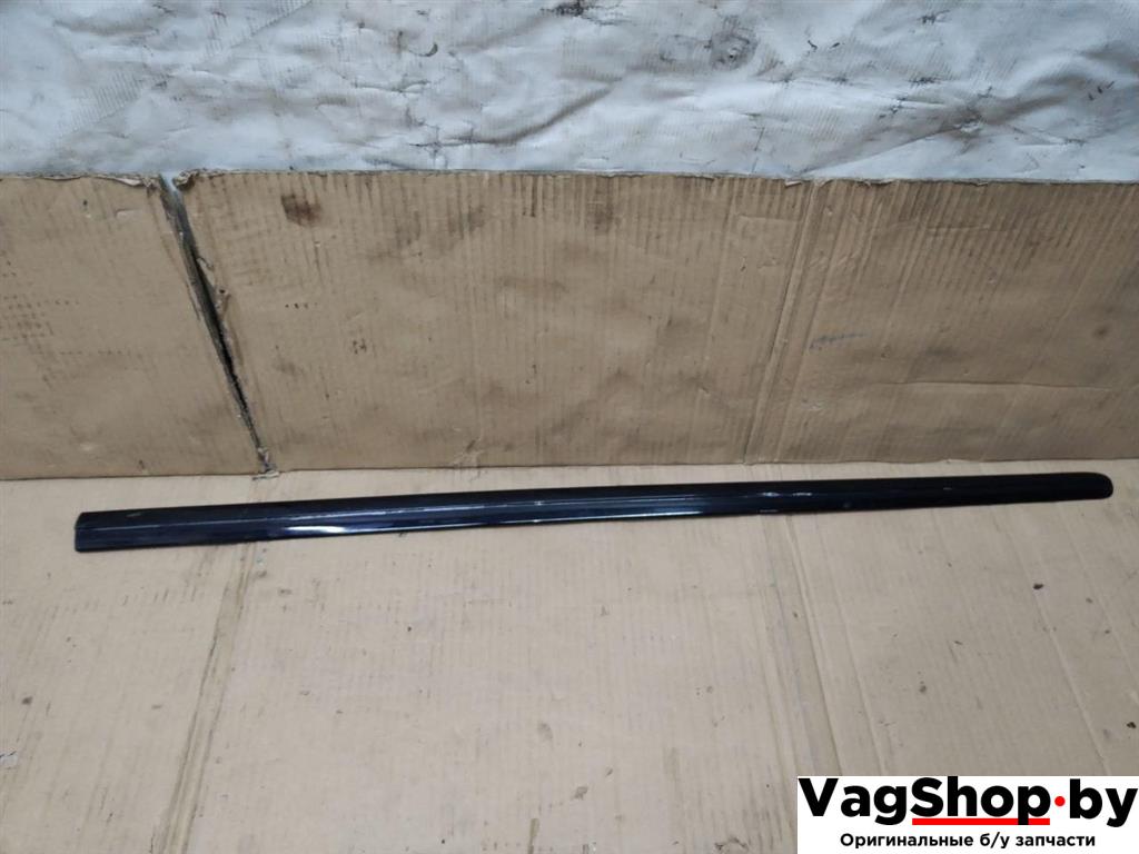 молдинг двери передней правой Volkswagen Golf Plus 2 поколение 2010, 1.6 л., TDi, CAY, дизель, МКПП, черный, хетчбэк 5 дв., передний привод, 5M0853516B - фото №1