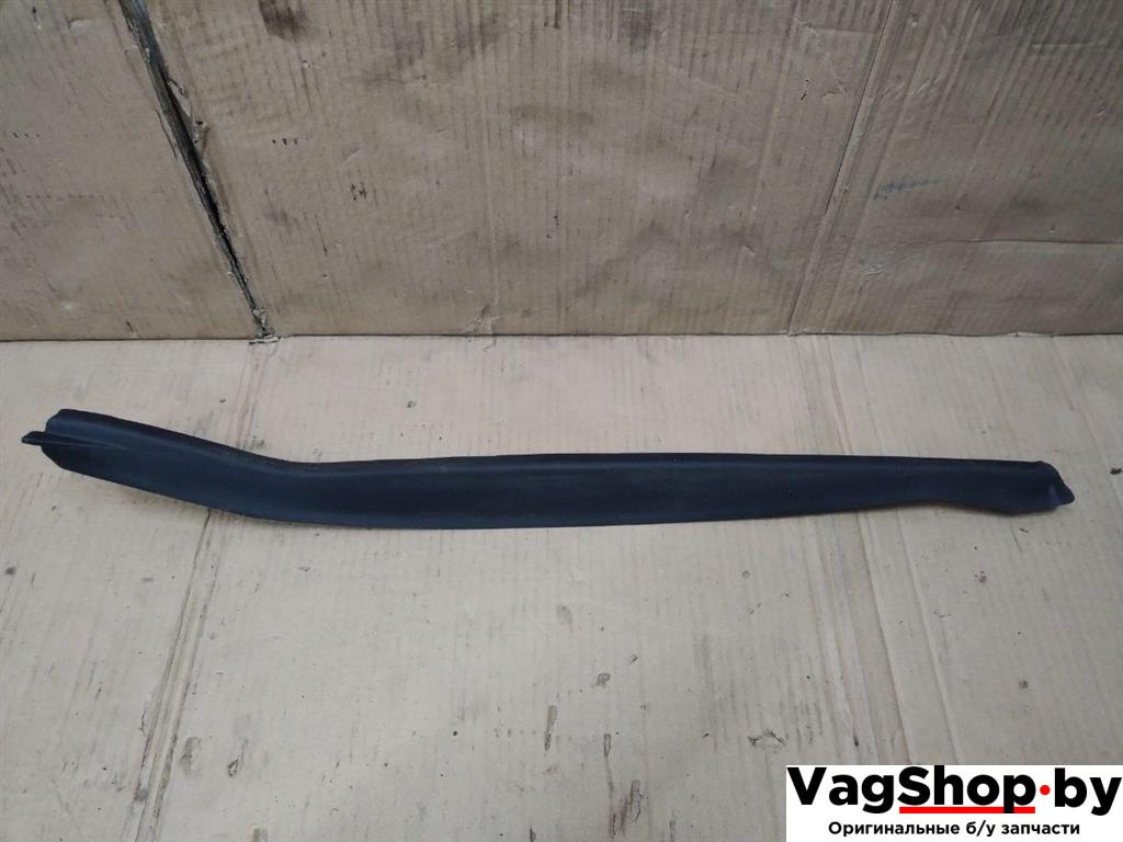 накладка двери (крышки) багажника Volkswagen Golf Plus 2 поколение 2010, 1.6 л., TDi, CAY, дизель, МКПП, черный, хетчбэк 5 дв., передний привод, 5M0837381C - фото №1