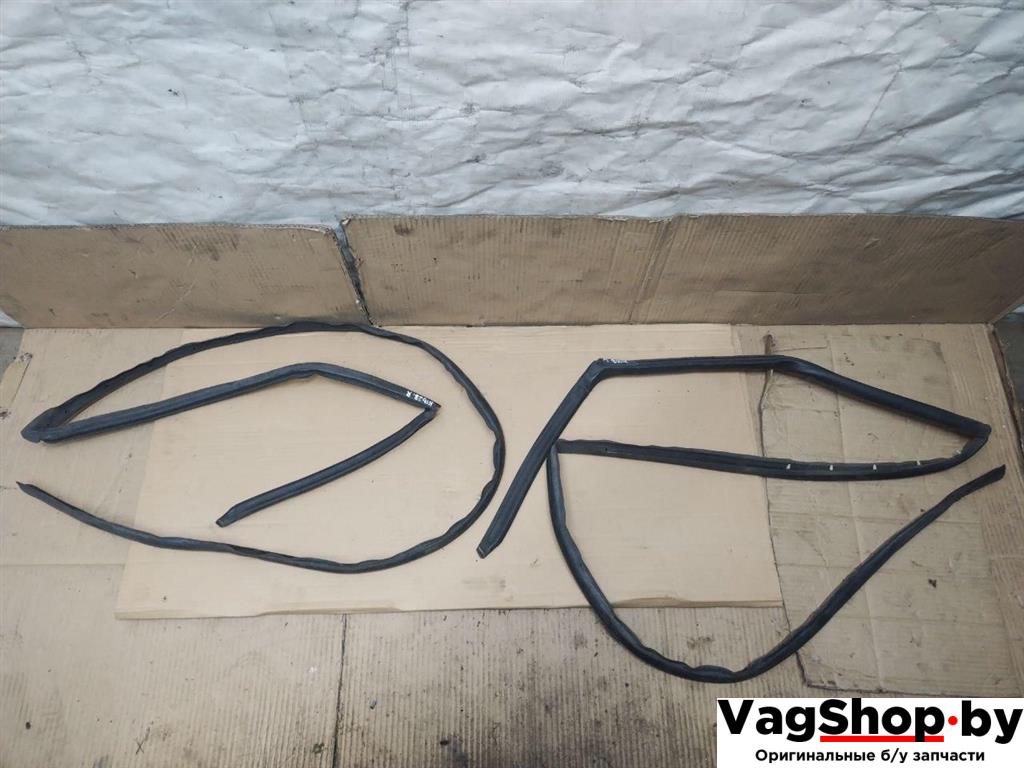 уплотнитель Audi Q5 8R 2009, 2.0 л., TFSI, CDN, бензин, АКПП, черный, внедорожник 5 дв., полный привод, 8R0839119F, 8R0839120F - фото №1