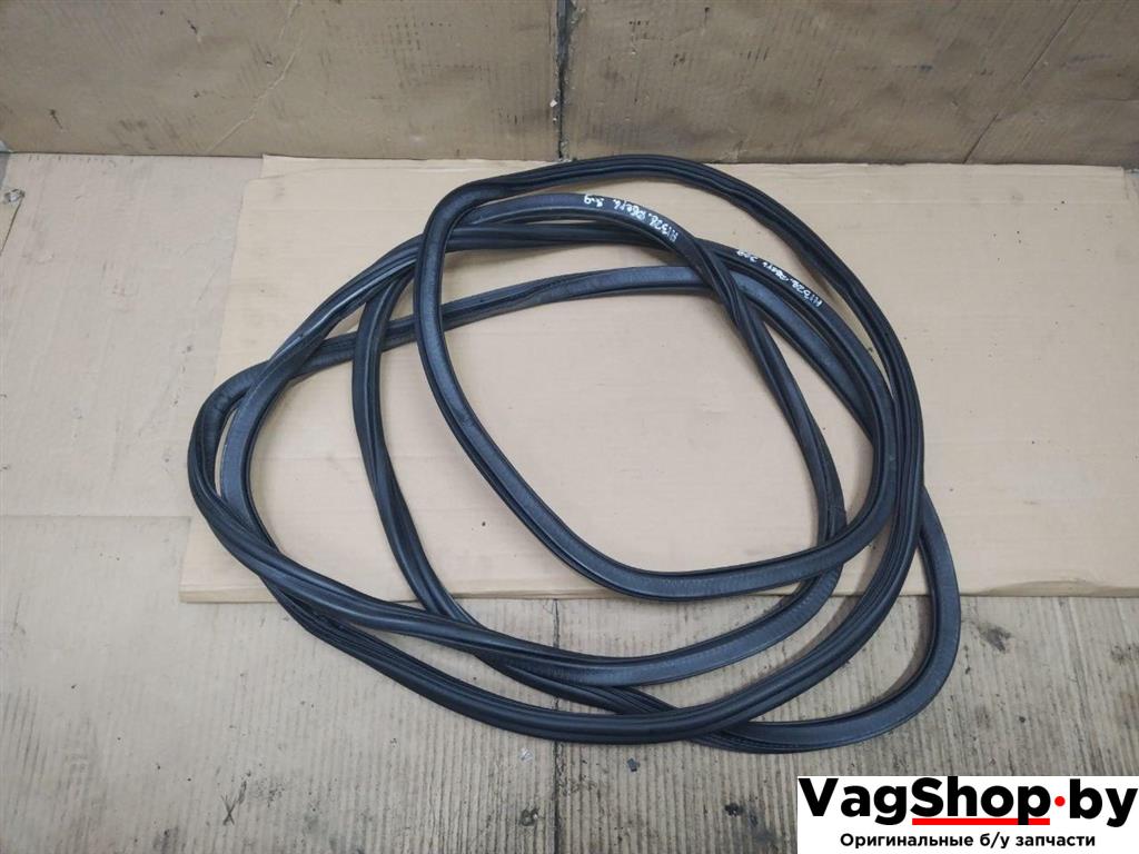 уплотнитель двери Audi Q5 8R 2009, 2.0 л., TFSI, CDN, бензин, АКПП, черный, внедорожник 5 дв., полный привод, 8R0833721D - фото №1