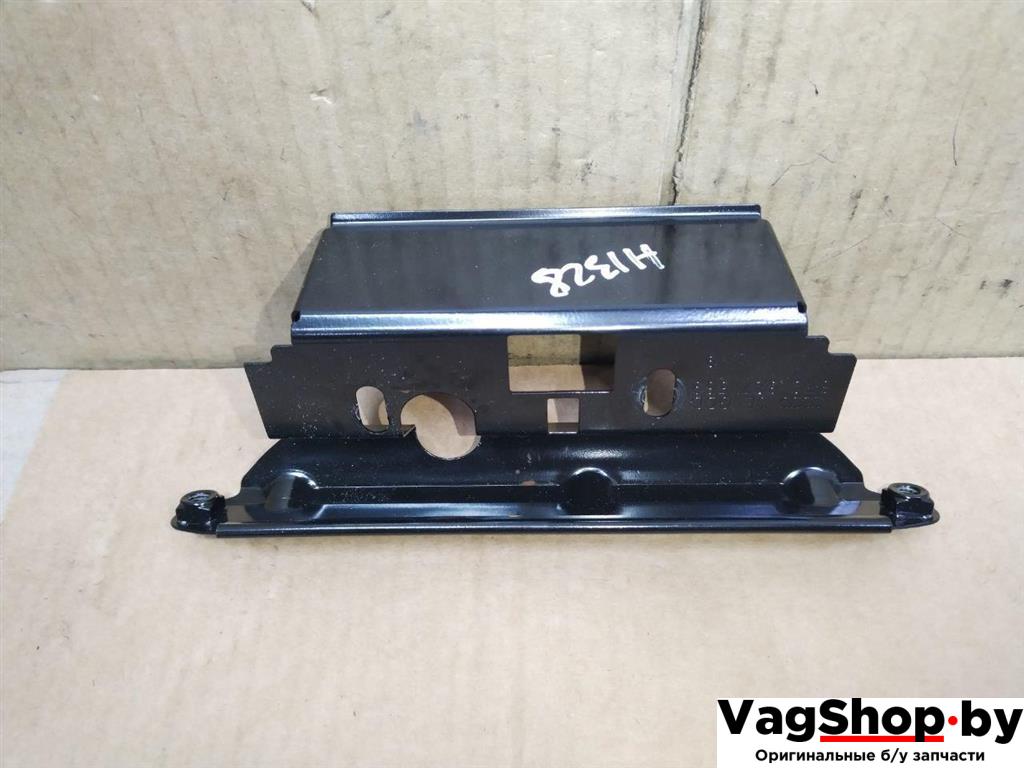 кронштейн (крепление) Audi Q5 8R 2009, 2.0 л., TFSI, CDN, бензин, АКПП, черный, внедорожник 5 дв., полный привод, 8R0827569 - фото №1