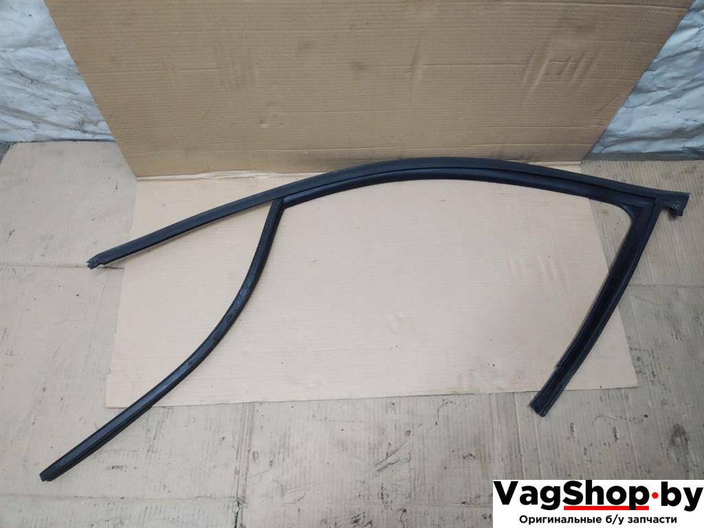 направляющая стекла Audi Q5 8R 2009, 2.0 л., TFSI, CDN, бензин, АКПП, черный, внедорожник 5 дв., полный привод, 8R0837439F - фото №1