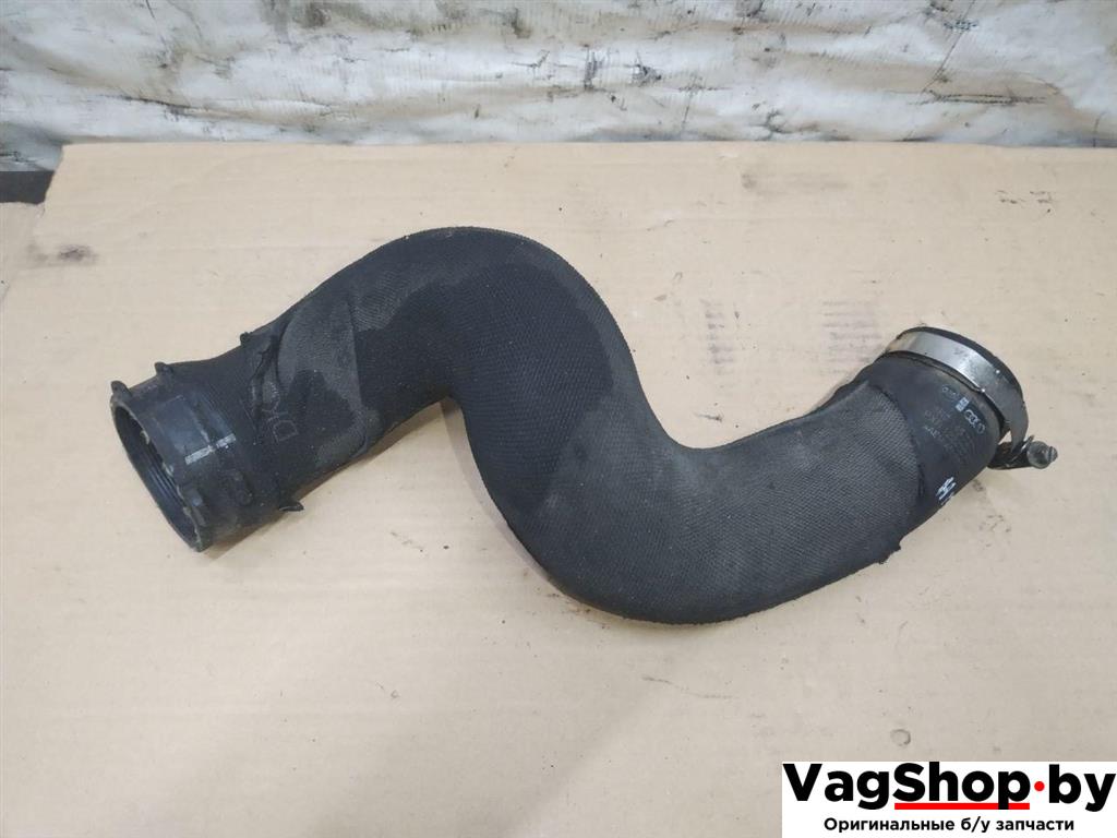 патрубок интеркулера Audi Q5 8R 2009, 2.0 л., TFSI, CDN, бензин, АКПП, черный, внедорожник 5 дв., полный привод, 8R0145737J - фото №1