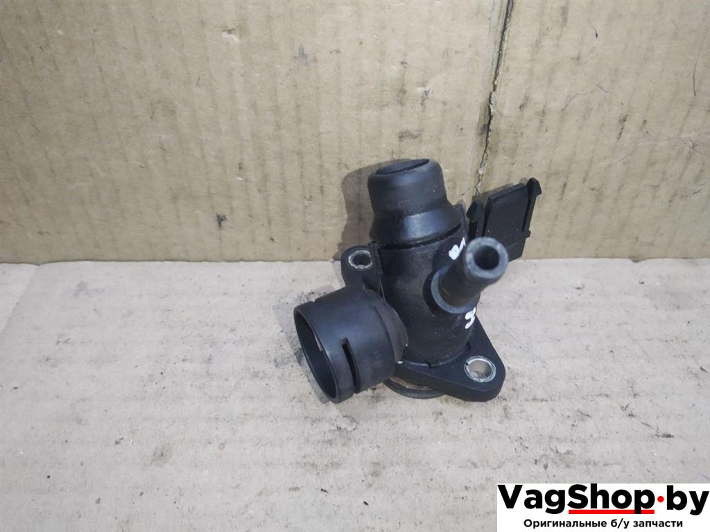 фланец (тройник) системы охлаждения Audi Q5 8R 2009, 2.0 л., TFSI, CDN, бензин, АКПП, черный, внедорожник 5 дв., полный привод, 06H121132E - фото №1