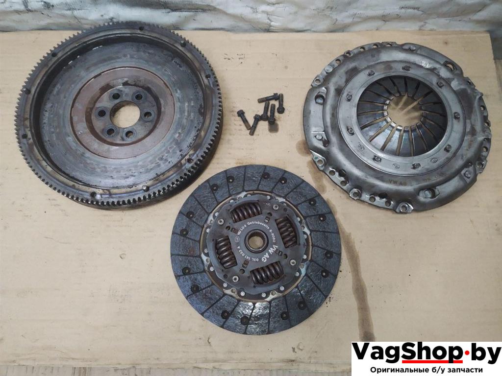 маховик Volkswagen Touran 2 2013, 1.6 л., TDi, CAY, дизель, МКПП, черный, минивэн, передний привод, 03L141032A - фото №1