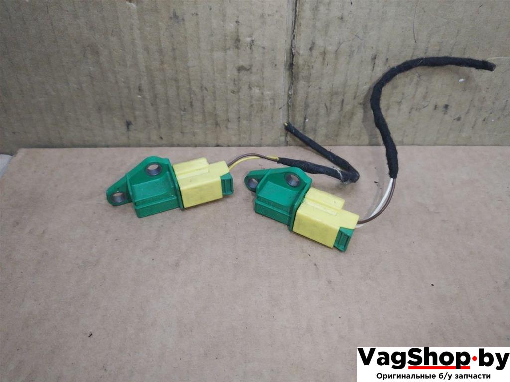 датчик удара Volkswagen Touran 2 2013, 1.6 л., TDi, CAY, дизель, МКПП, черный, минивэн, передний привод, 5M0909606A - фото №1