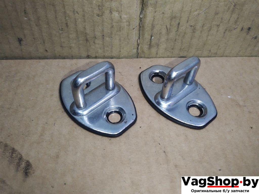 ответная часть (скоба) замка двери Volkswagen Touran 2 2013, 1.6 л., TDi, CAY, дизель, МКПП, черный, минивэн, передний привод, 5M0837033 - фото №1