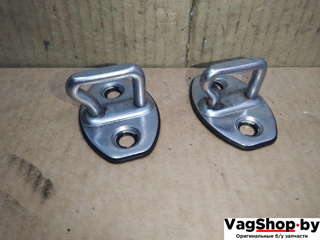 ответная часть (скоба) замка двери Volkswagen Touran 2 2013, 1.6 л., TDi, CAY, дизель, МКПП, черный, минивэн, передний привод, 5J0837033 - фото №1