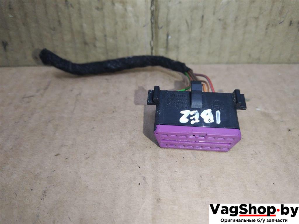 Разъем (фишка) проводки Volkswagen Touran 2 2013, 1.6 л., TDi, CAY, дизель, МКПП, черный, минивэн, передний привод, 3A0972695A - фото №1