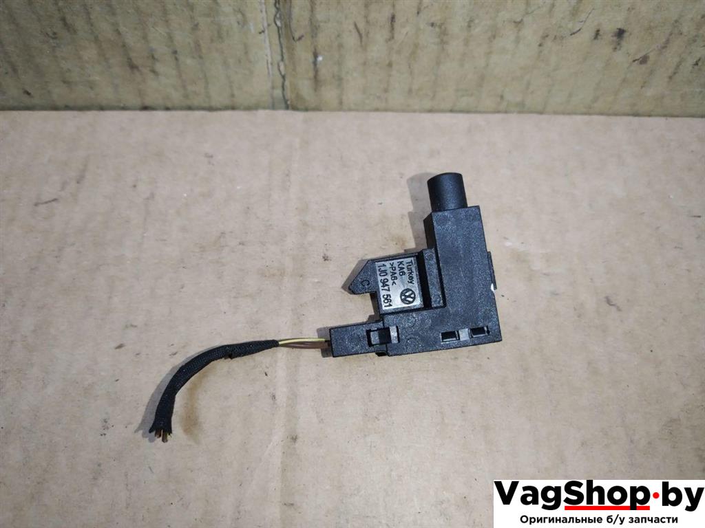 выключатель концевой (концевик) Volkswagen Touran 2 2013, 1.6 л., TDi, CAY, дизель, МКПП, черный, минивэн, передний привод, 1J0947561 - фото №1