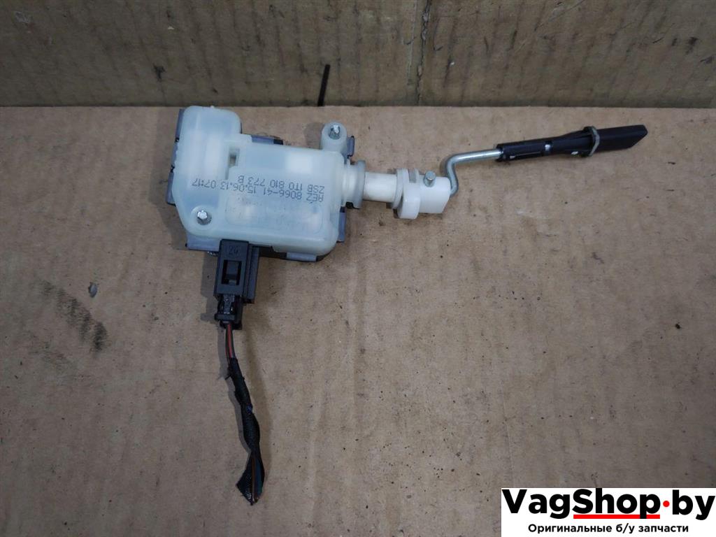 активатор замка крышки топливного бака Volkswagen Touran 2 2013, 1.6 л., TDi, CAY, дизель, МКПП, черный, минивэн, передний привод, 1T0810773B - фото №1