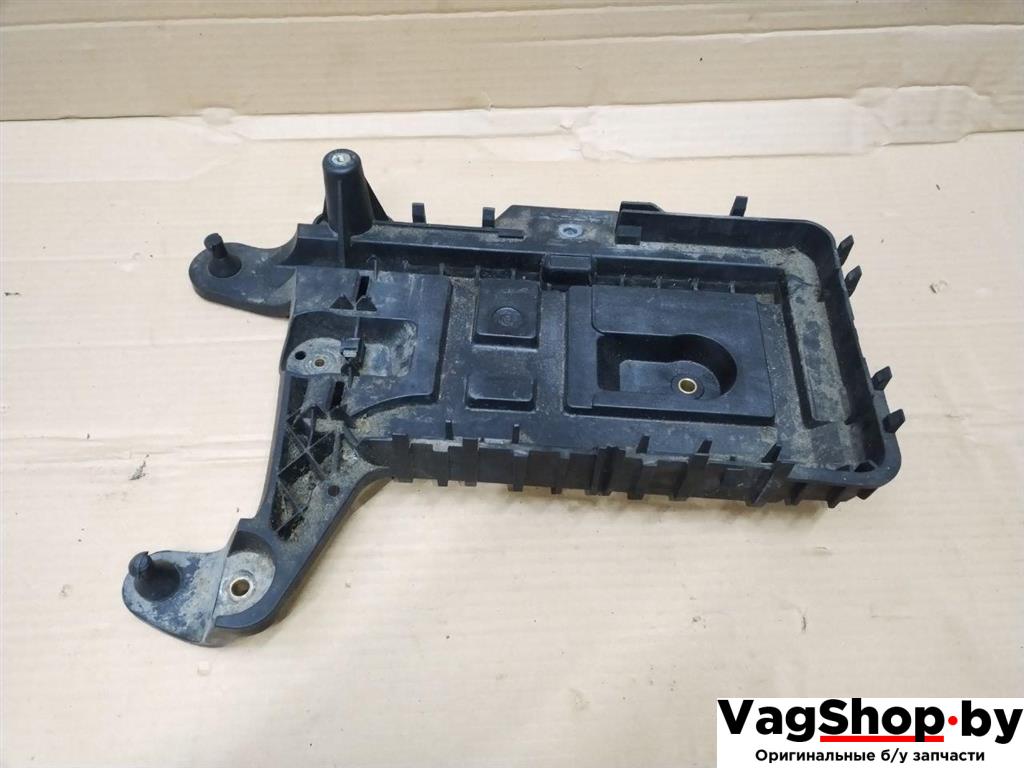 полка аккумулятора Volkswagen Touran 2 2013, 1.6 л., TDi, CAY, дизель, МКПП, черный, минивэн, передний привод, 1K0915333H - фото №1