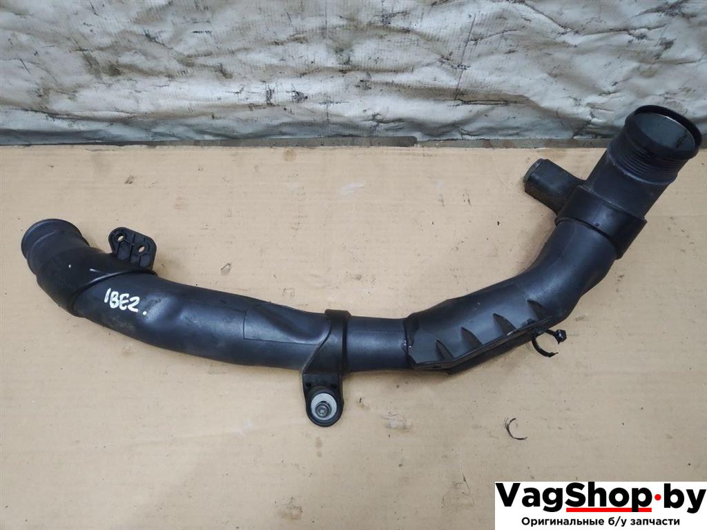 патрубок интеркулера Volkswagen Touran 2 2013, 1.6 л., TDi, CAY, дизель, МКПП, черный, минивэн, передний привод, 1K0145840AE - фото №1