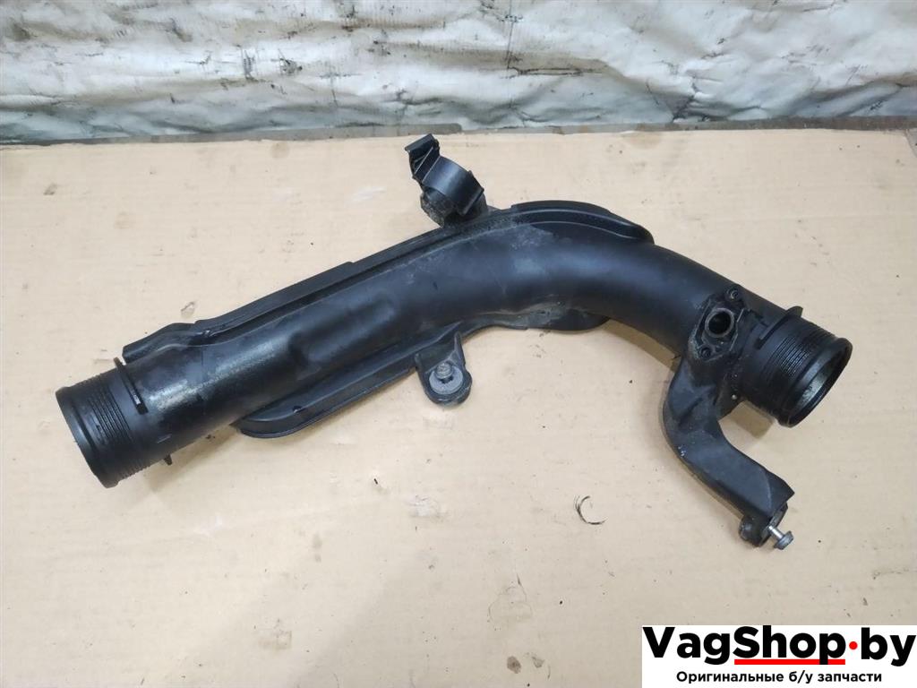 патрубок интеркулера Volkswagen Touran 2 2013, 1.6 л., TDi, CAY, дизель, МКПП, черный, минивэн, передний привод, 1K0145770AE - фото №1