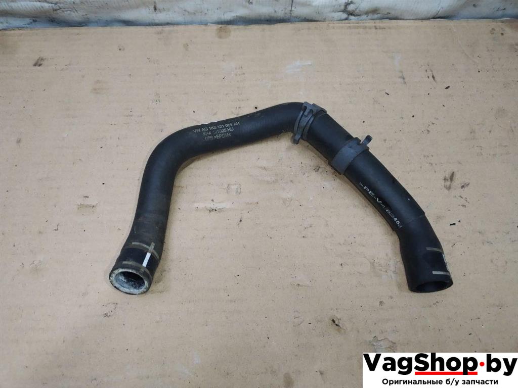 патрубок (трубопровод, шланг) Volkswagen Touran 2 2013, 1.6 л., TDi, CAY, дизель, МКПП, черный, минивэн, передний привод, 1K0121051AH - фото №1