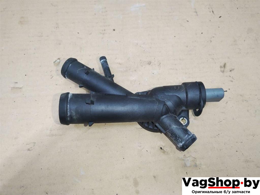 фланец (тройник) системы охлаждения Volkswagen Touran 2 2013, 1.6 л., TDi, CAY, дизель, МКПП, черный, минивэн, передний привод, 03L121131AA - фото №1