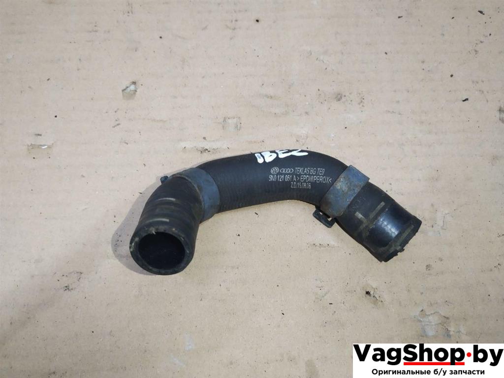 патрубок (трубопровод, шланг) Volkswagen Touran 2 2013, 1.6 л., TDi, CAY, дизель, МКПП, черный, минивэн, передний привод, 5N0121051A - фото №1