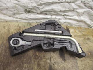 Набор инструментов штатный Volkswagen Touareg 1 поколение [рестайлинг] 2008, 3.0 л., TDi, BKS, дизель, АКПП, черный, внедорожник 5 дв., полный привод, 7L0012113