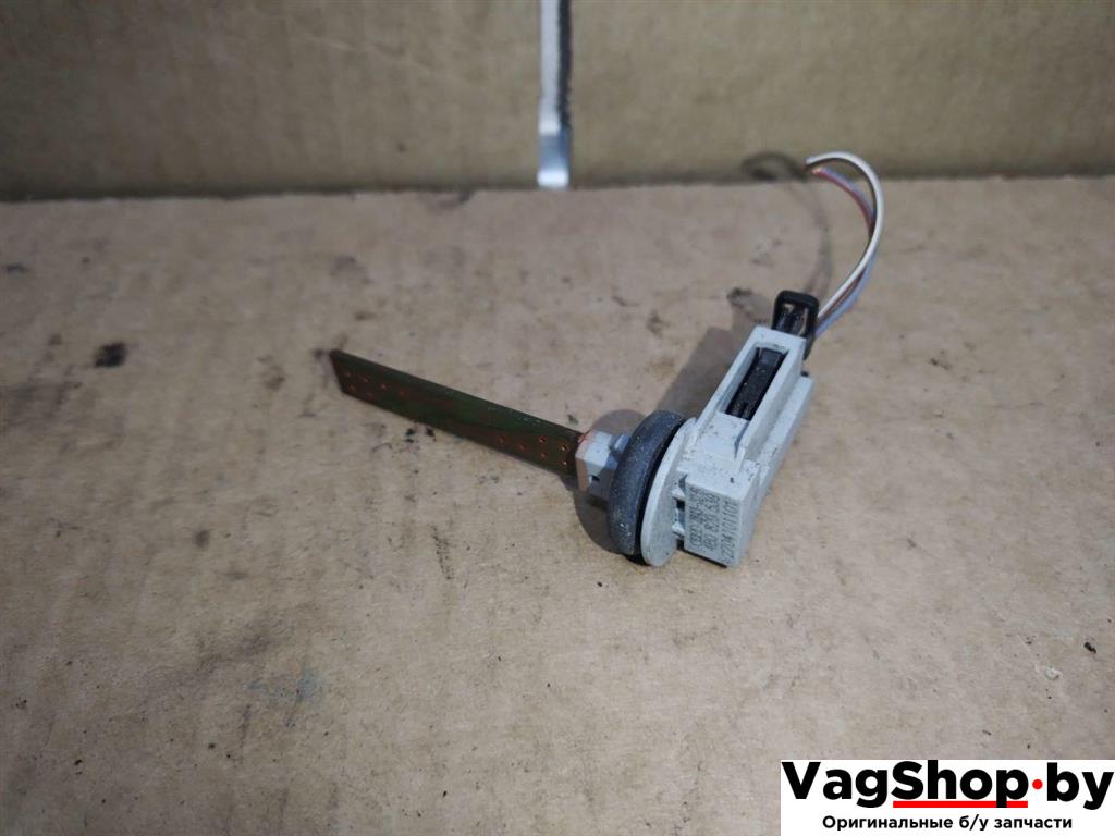 датчик температуры Volkswagen Golf Plus 2 поколение 2010, 1.6 л., TDi, CAY, дизель, МКПП, черный, хетчбэк 5 дв., передний привод, 4B0820539 - фото №1