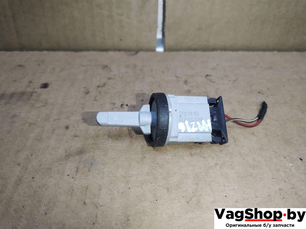 датчик температуры Volkswagen Golf Plus 2 поколение 2010, 1.6 л., TDi, CAY, дизель, МКПП, черный, хетчбэк 5 дв., передний привод, 1K0907543G - фото №1