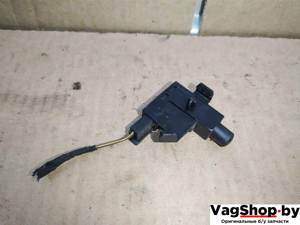 выключатель концевой (концевик) Volkswagen Golf Plus 2 поколение 2010, 1.6 л., TDi, CAY, дизель, МКПП, черный, хетчбэк 5 дв., передний привод, 1J0947561C - фото №1