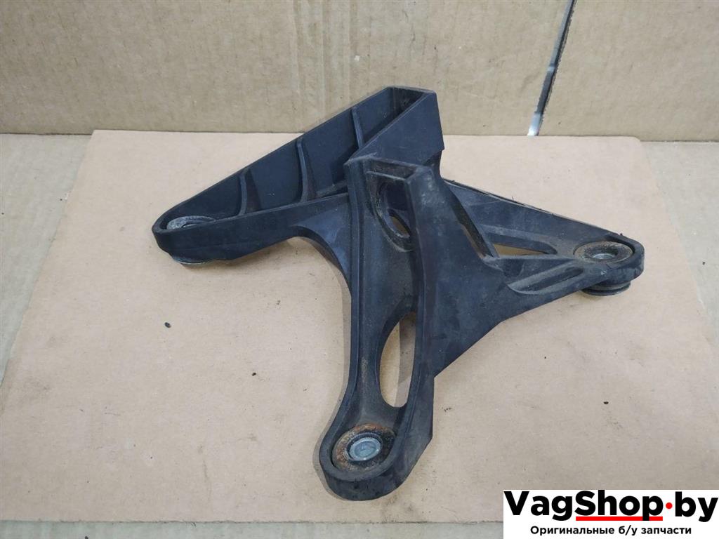Кронштейн крепления троса КПП Volkswagen Golf Plus 2 поколение 2010, 1.6 л., TDi, CAY, дизель, МКПП, черный, хетчбэк 5 дв., передний привод, 1K0711789G - фото №1