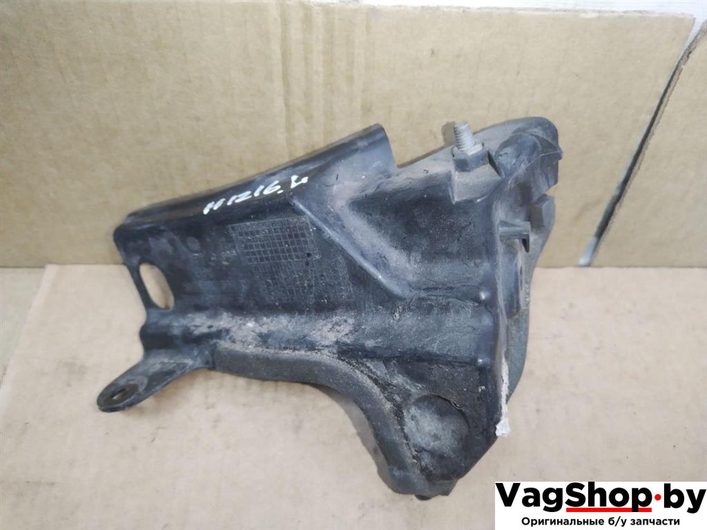 заглушка Volkswagen Golf Plus 2 поколение 2010, 1.6 л., TDi, CAY, дизель, МКПП, черный, хетчбэк 5 дв., передний привод, 5M0823601C - фото №1