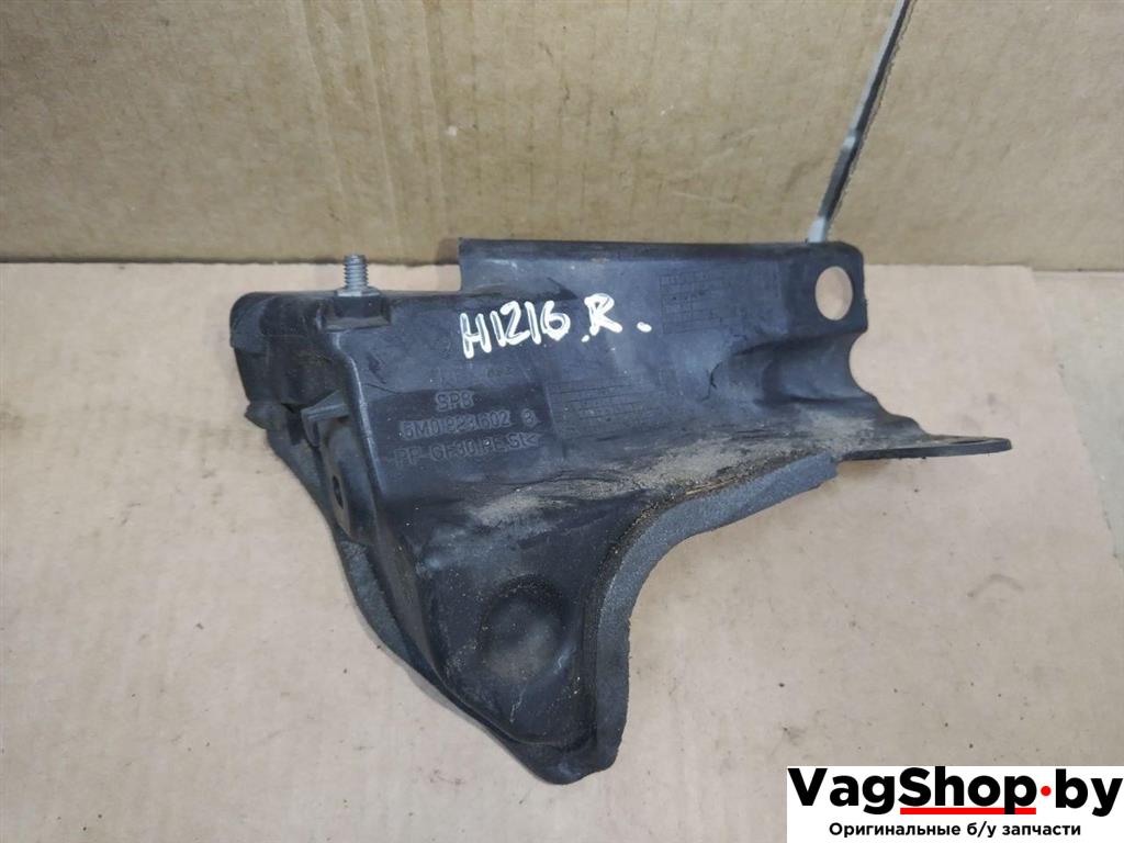 заглушка Volkswagen Golf Plus 2 поколение 2010, 1.6 л., TDi, CAY, дизель, МКПП, черный, хетчбэк 5 дв., передний привод, 5M0823602B - фото №1