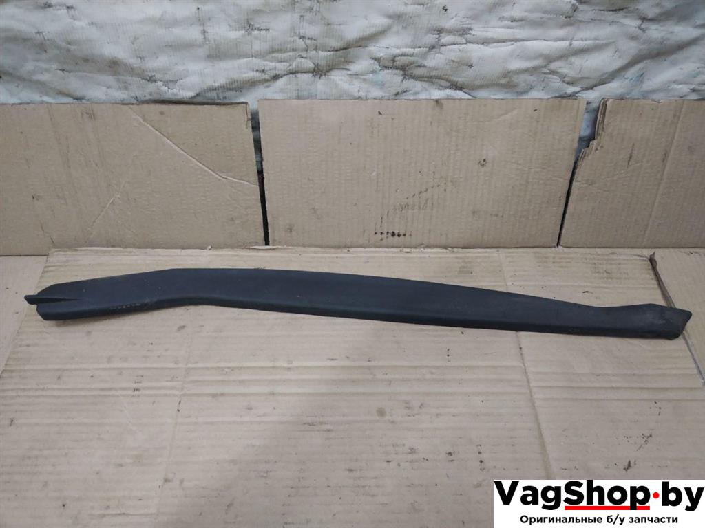 молдинг двери передней правой Volkswagen Golf Plus 2 поколение 2010, 1.6 л., TDi, CAY, дизель, МКПП, черный, хетчбэк 5 дв., передний привод, 5M0837382C - фото №1