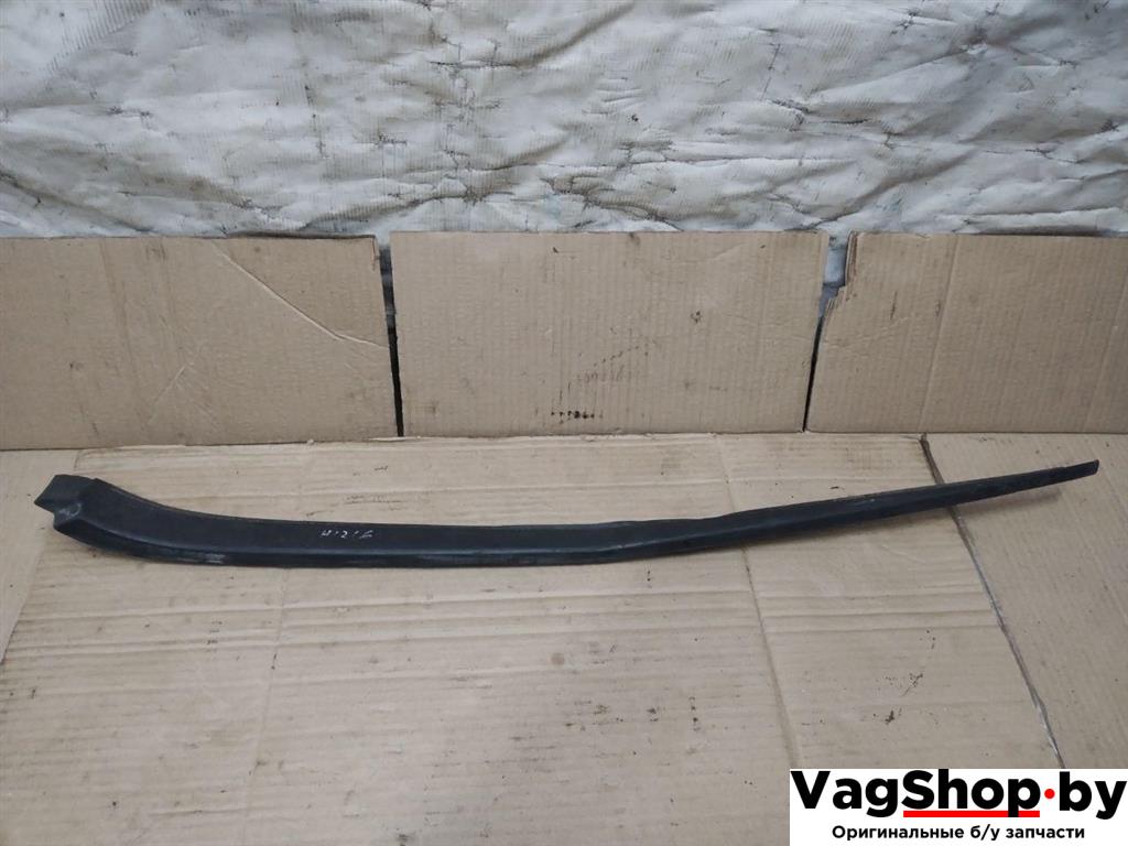 молдинг лобового стекла Volkswagen Golf Plus 2 поколение 2010, 1.6 л., TDi, CAY, дизель, МКПП, черный, хетчбэк 5 дв., передний привод, 5M0854327D - фото №1