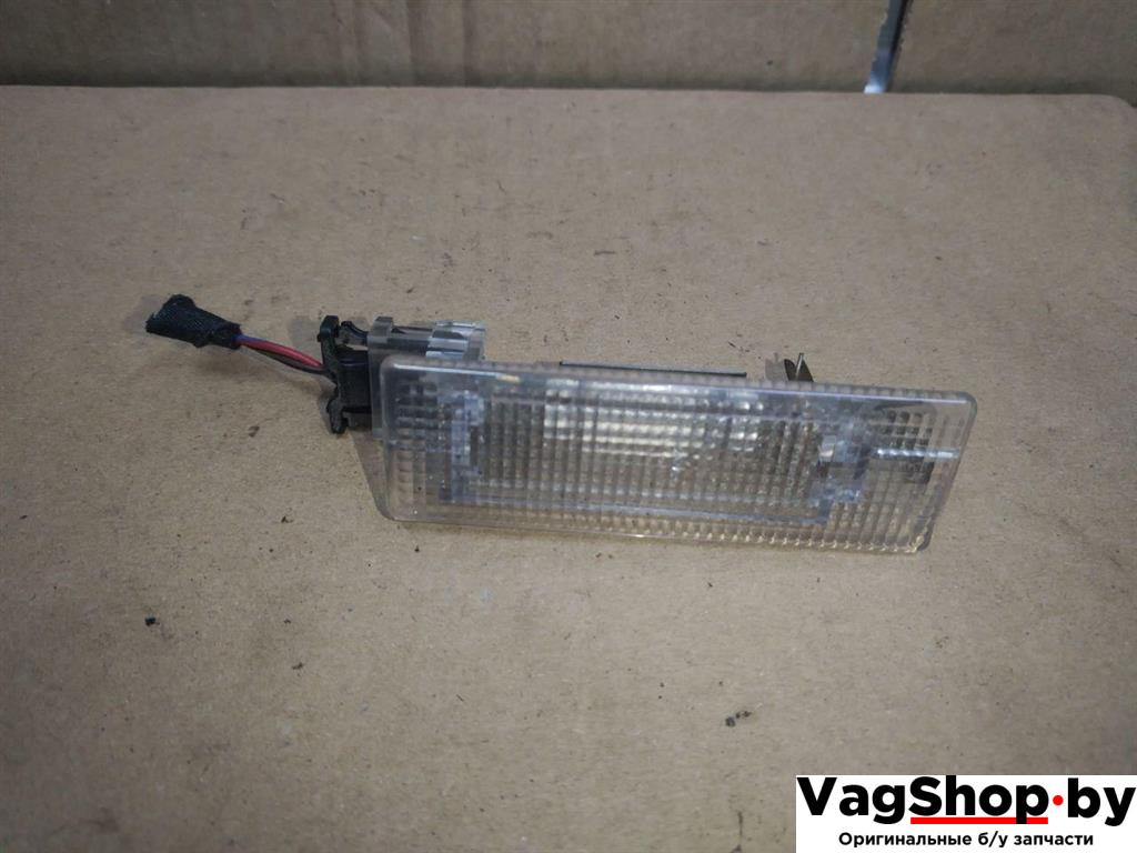 фонарь салона (плафон) Volkswagen Golf Plus 2 поколение 2010, 1.6 л., TDi, CAY, дизель, МКПП, черный, хетчбэк 5 дв., передний привод, 7L6947101A - фото №1