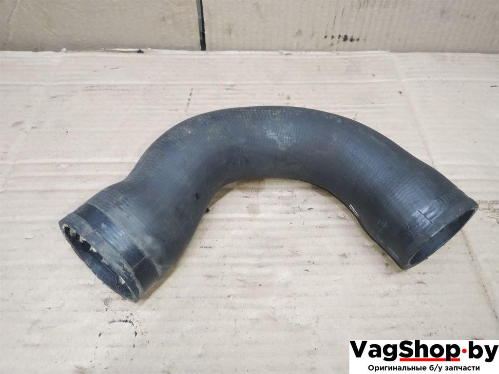 патрубок интеркулера Volkswagen Golf Plus 2 поколение 2010, 1.6 л., TDi, CAY, дизель, МКПП, черный, хетчбэк 5 дв., передний привод, 1K0145834AT - фото №1