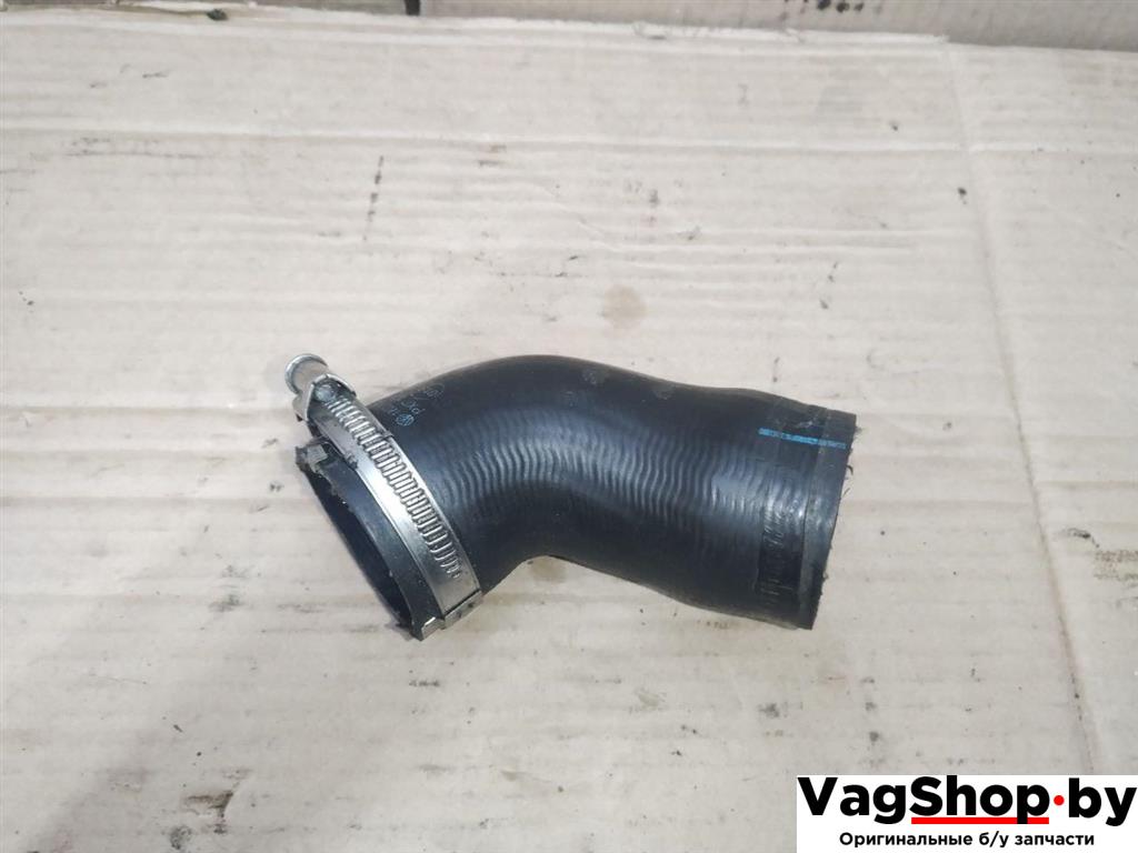 патрубок интеркулера Volkswagen Golf Plus 2 поколение 2010, 1.6 л., TDi, CAY, дизель, МКПП, черный, хетчбэк 5 дв., передний привод, 1K0145838AF - фото №1