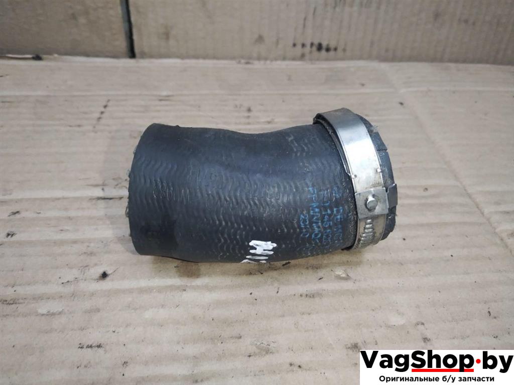 патрубок интеркулера Volkswagen Golf Plus 2 поколение 2010, 1.6 л., TDi, CAY, дизель, МКПП, черный, хетчбэк 5 дв., передний привод, 1K0145828T - фото №1