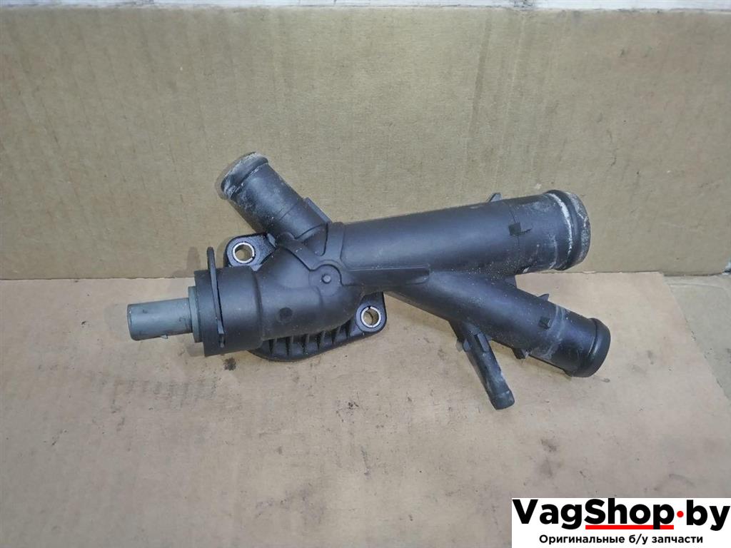 фланец (тройник) системы охлаждения Volkswagen Golf Plus 2 поколение 2010, 1.6 л., TDi, CAY, дизель, МКПП, черный, хетчбэк 5 дв., передний привод, 03L121131AA - фото №1