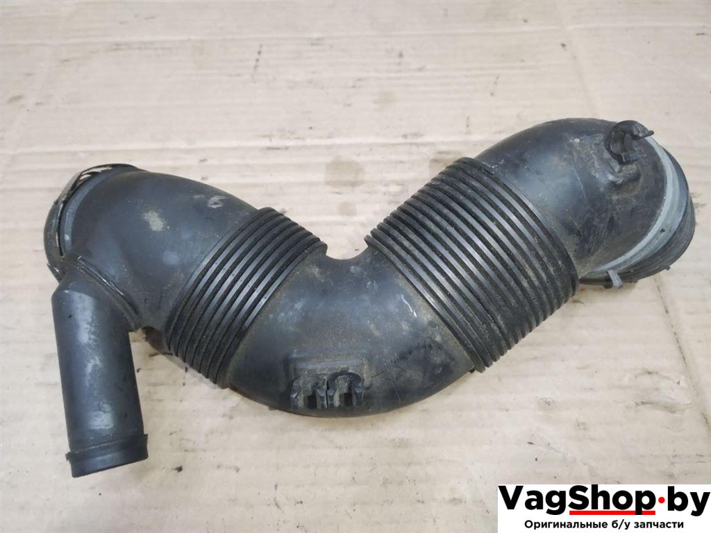 патрубок воздушного фильтра Volkswagen Golf Plus 2 поколение 2010, 1.6 л., TDi, CAY, дизель, МКПП, черный, хетчбэк 5 дв., передний привод, 3C0129654M - фото №1