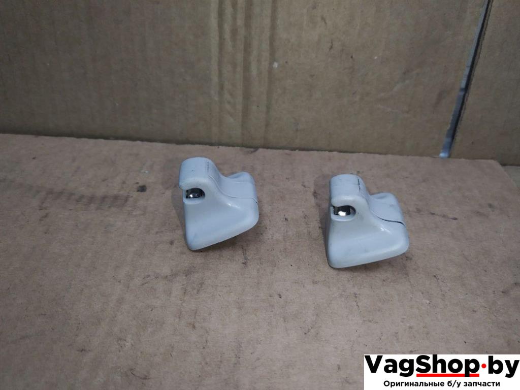 Крепление (крючок) солнцезащитного козырька Volkswagen Golf Plus 2 поколение 2010, 1.6 л., TDi, CAY, дизель, МКПП, черный, хетчбэк 5 дв., передний привод, 1K0857561B - фото №1