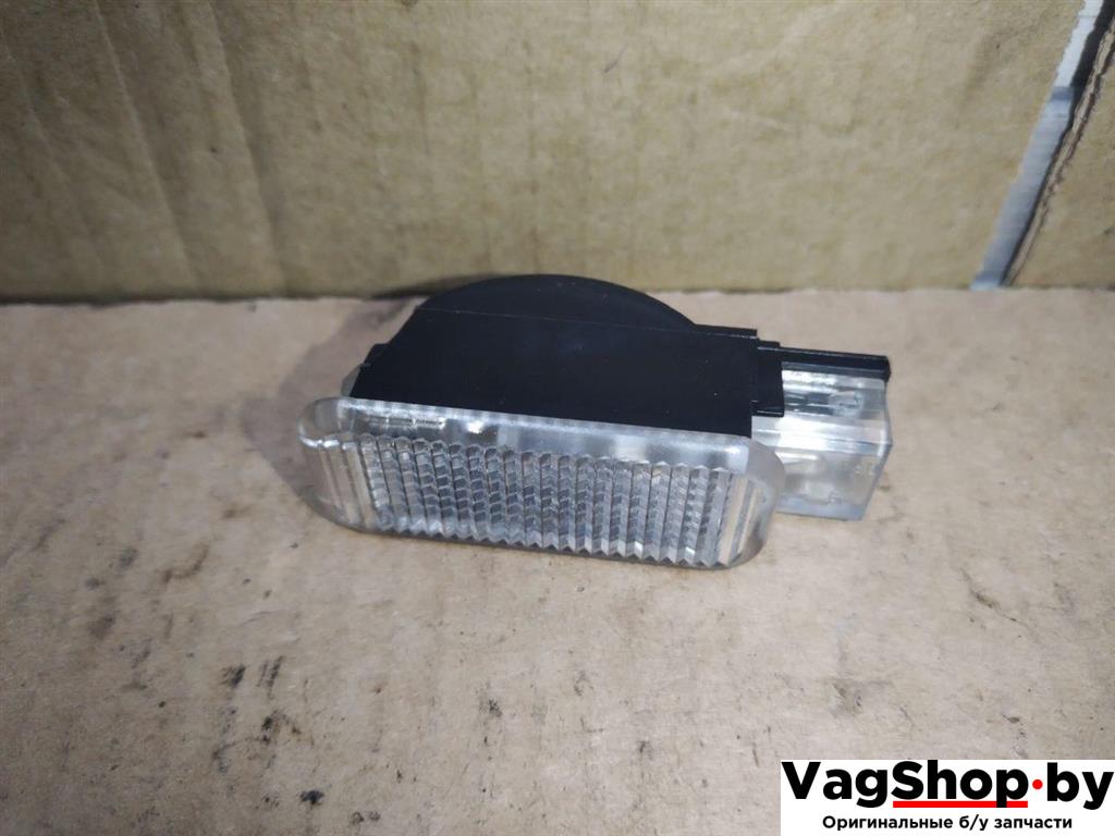 фонарь салона (плафон) Audi Q7 4L 2008, 3.0 л., TDi, дизель, АКПП, черный, внедорожник 5 дв., полный привод, 4B0947415A - фото №1