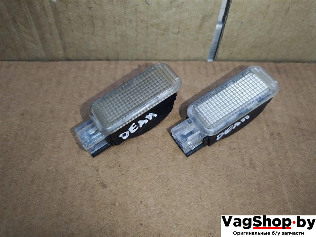 фонарь салона (плафон) Audi Q7 4L 2008, 3.0 л., TDi, дизель, АКПП, черный, внедорожник 5 дв., полный привод, 4B0947415A - фото №1