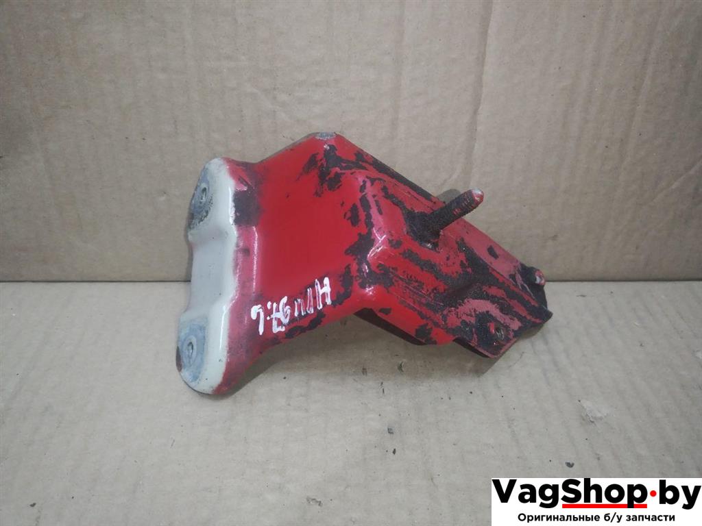 крепление ( кронштейн ) крыла Volkswagen Golf Plus 2 поколение 2010, 1.6 л., TDi, CAY, дизель, АКПП, красный, хетчбэк 5 дв., передний привод, 5M0821135 - фото №1
