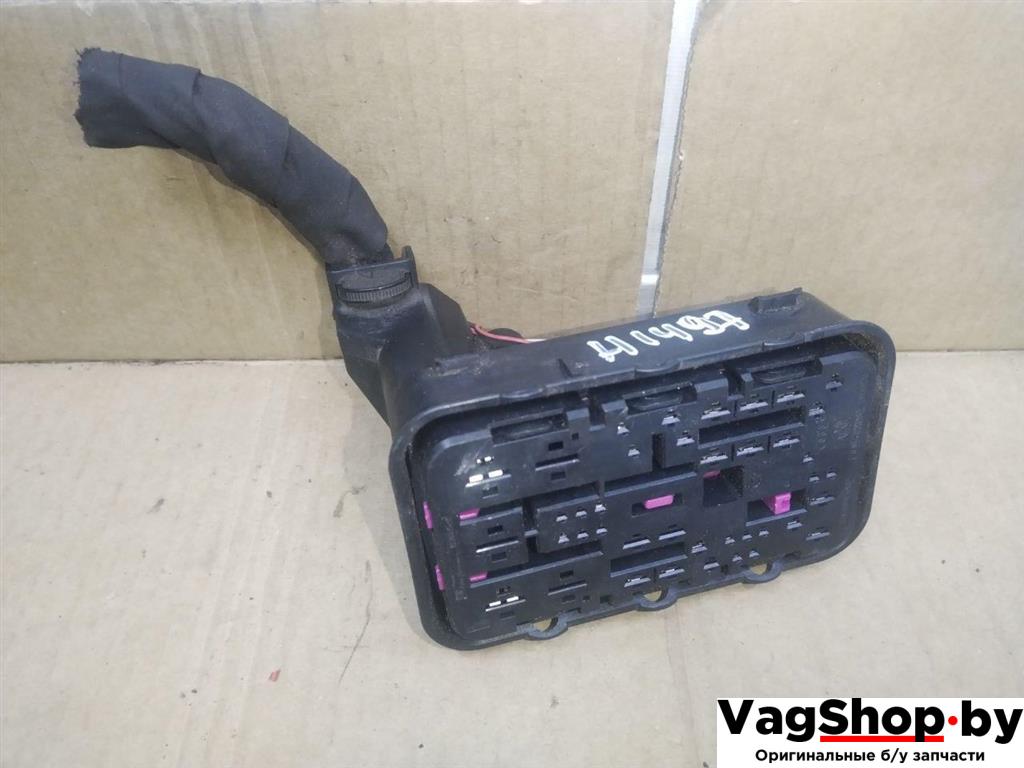 блок предохранителей Volkswagen Golf Plus 2 поколение 2010, 1.6 л., TDi, CAY, дизель, АКПП, красный, хетчбэк 5 дв., передний привод, 1K0937700B - фото №1