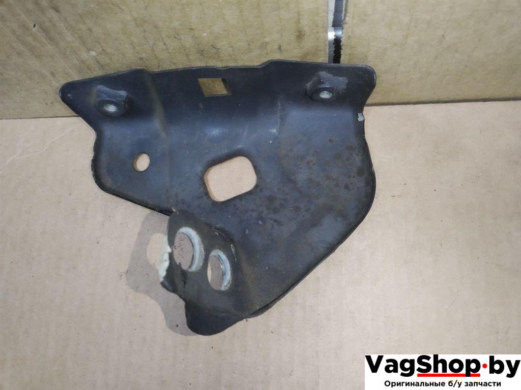 крепление ( кронштейн ) крыла Volkswagen Sharan 2 поколение 2011, 2.0 л., TDi, CFF, дизель, МКПП, черный, минивэн, передний привод, 7N0821135A - фото №1