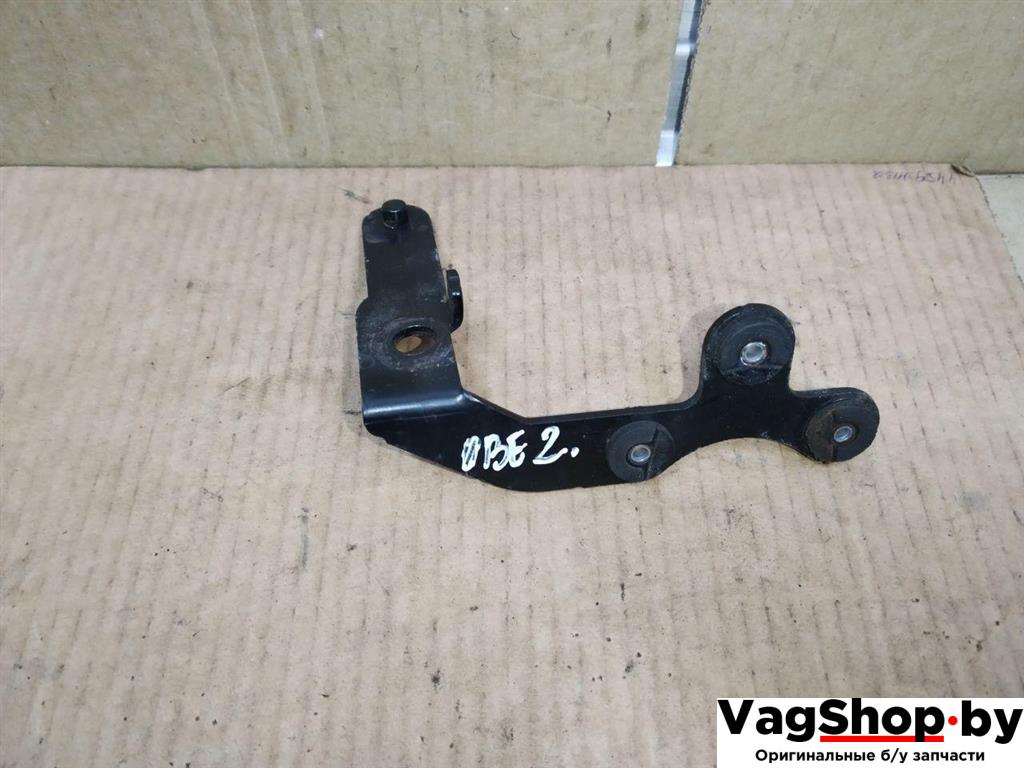 кронштейн (крепление) Volkswagen Touran 2 2013, 1.6 л., TDi, CAY, дизель, МКПП, черный, минивэн, передний привод, 5N0121093A - фото №1